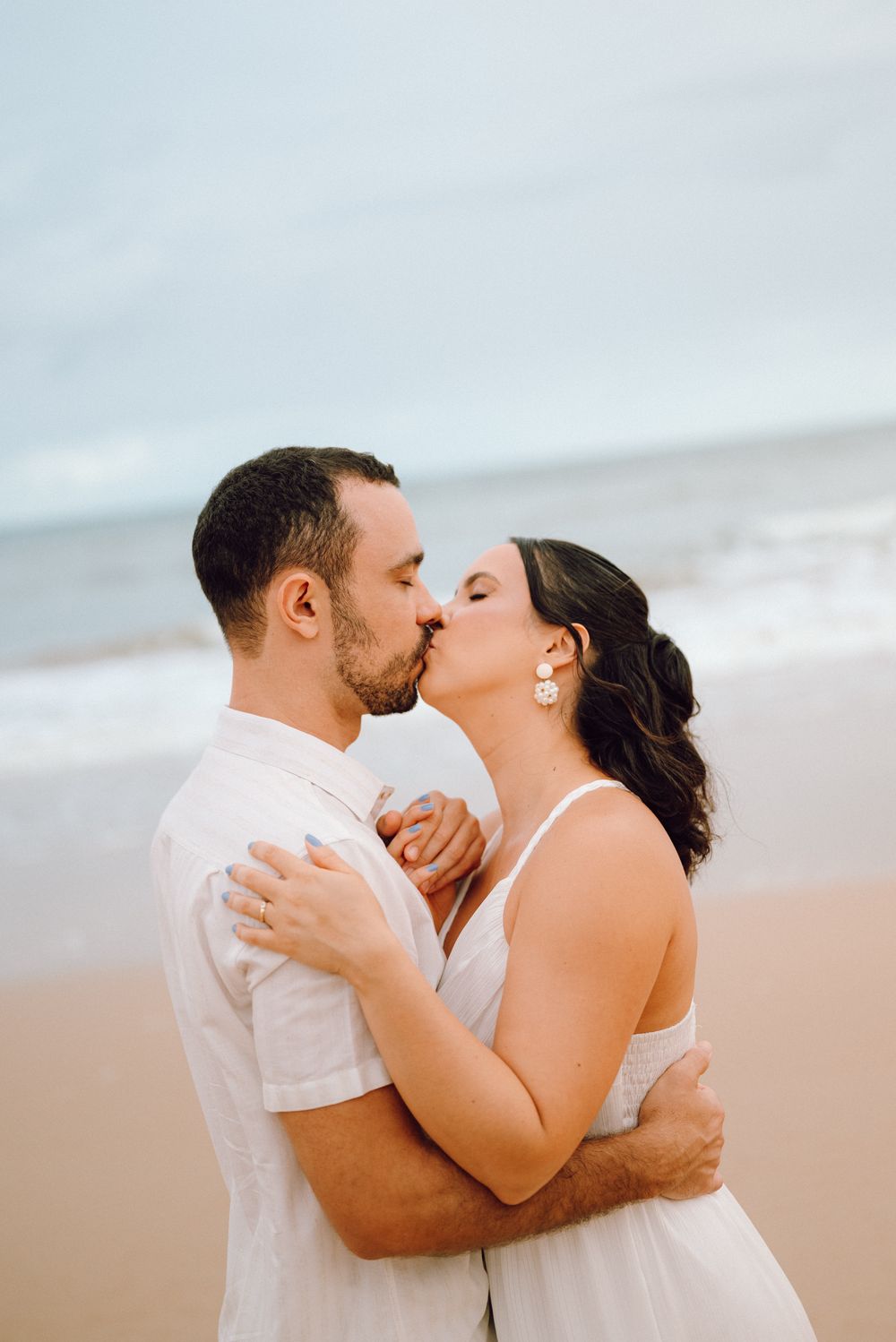 Luiz beijando Lara à beira-mar